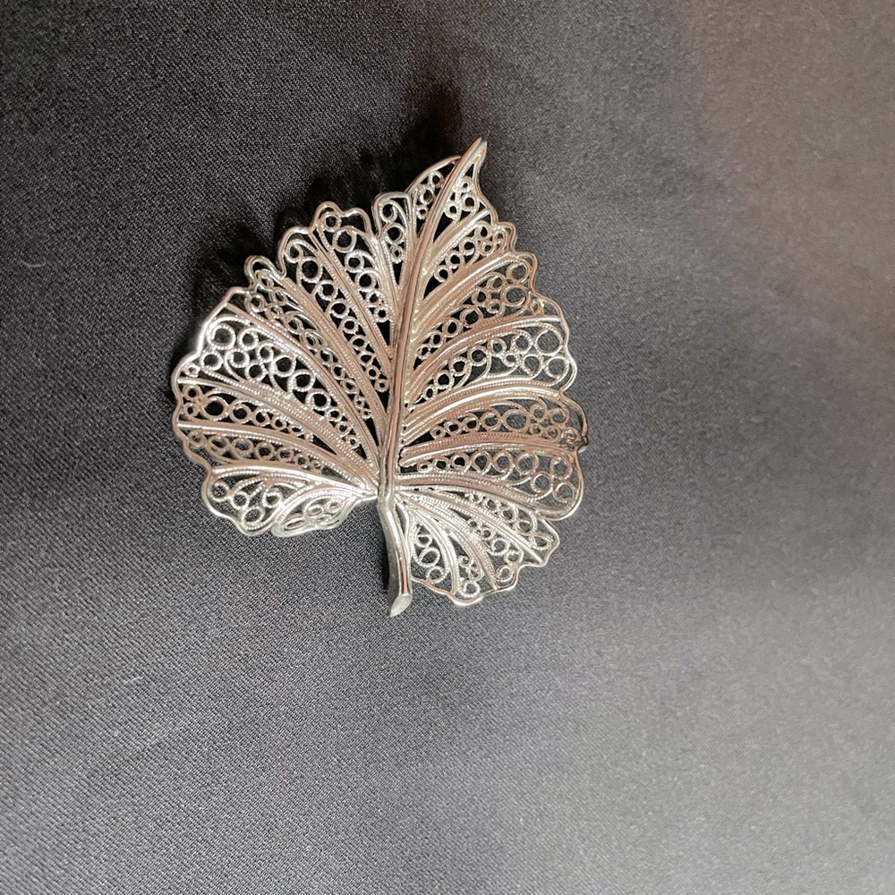 Vintage Lisner Swirl Filigree Sliver Tone Leaf Brooch.